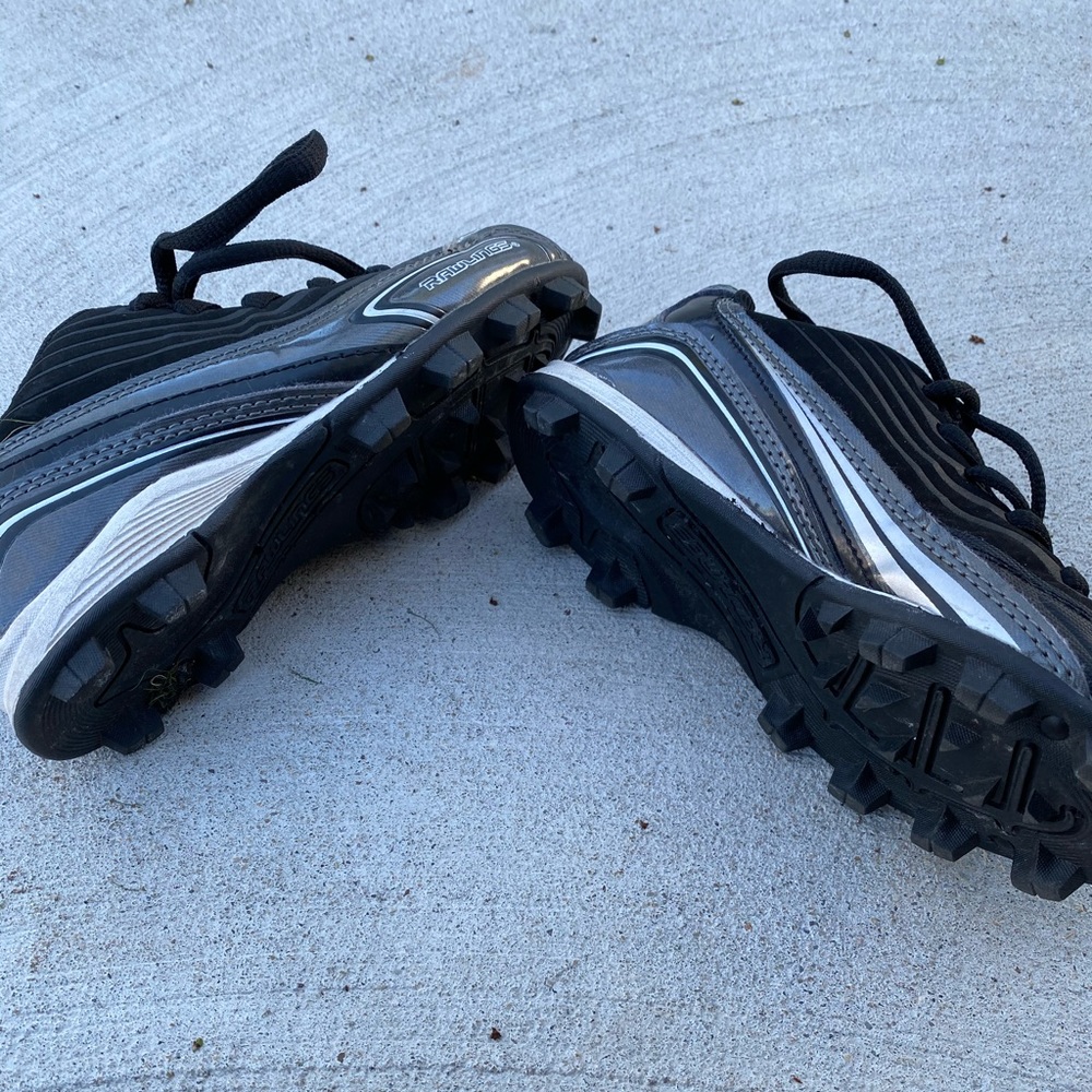 Kids rawling brand cleats soccer/softball